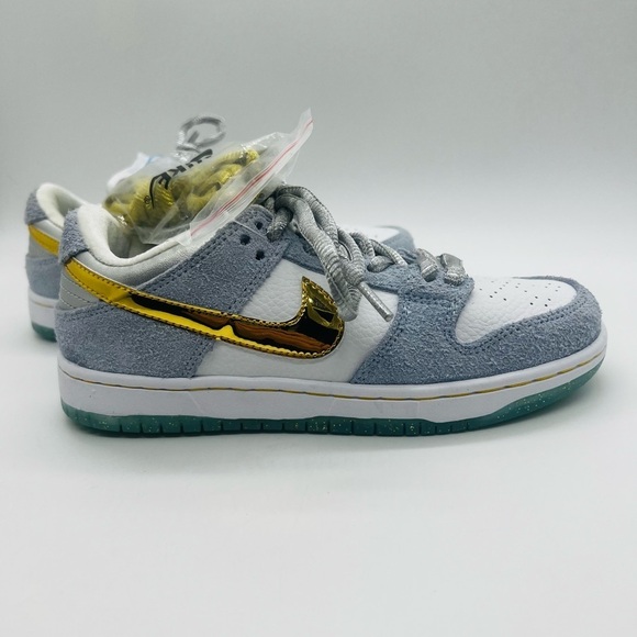 Nike SB Dunk Low 'Holiday
Special' by Sean Cliver - DC9936-
100 size 6.5 - Picture 14 of 16